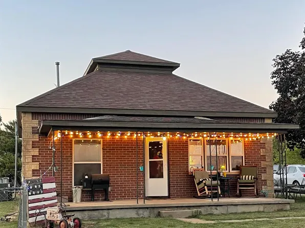 618 W Main St, Pretty Prairie, KS 67570