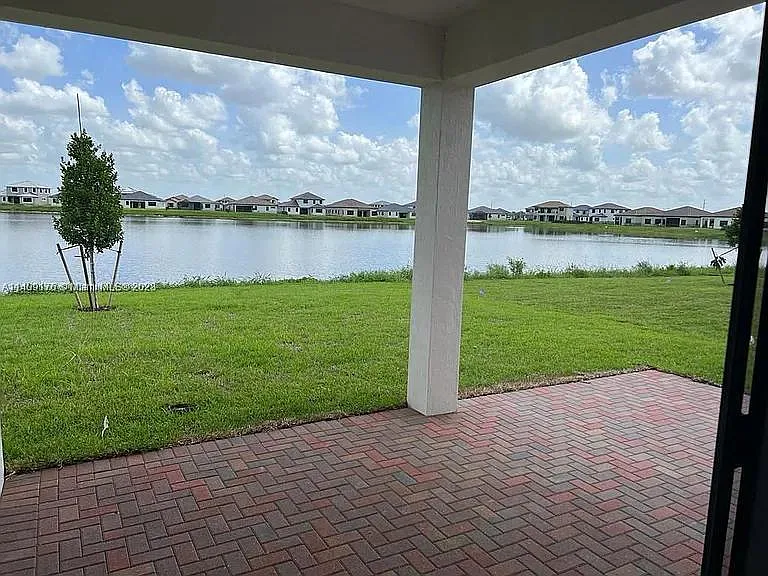 4 bed, 2200 sqft, $3,200 — Photo 4
