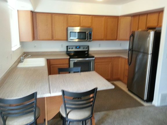 3rd image of 922 E Grape Ivy Way