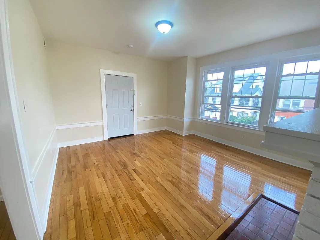 4 bed, 2.0 bath, 999 sqft, $3,100 — Photo 3