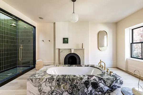 Sold by Compass | media 21