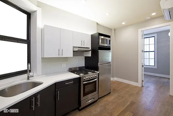 Rented by Safdie Realty Group | media 19