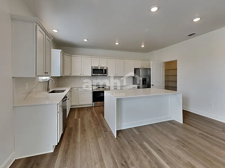 116 Punderson Dr — Photo 3
