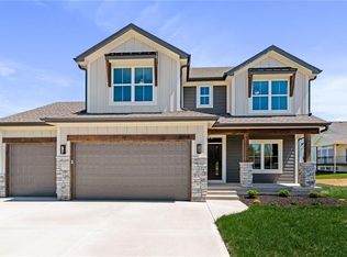 411 6th St, Smithville, MO 64089