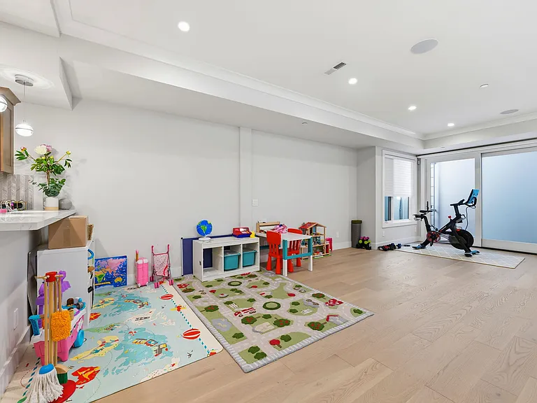 905 Waverley St — Photo 12
