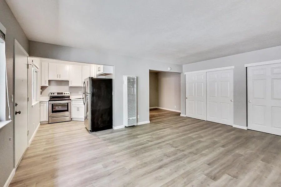 Fully Renovated Studio with Alcove Perfect for Home Office! — Photo 4