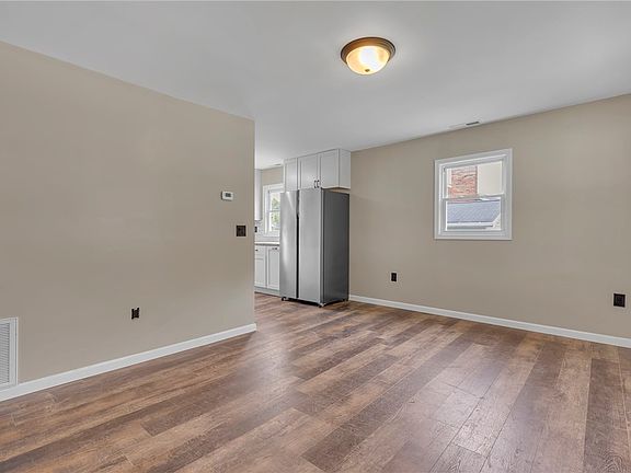 3rd image of 1022 Summit Ave