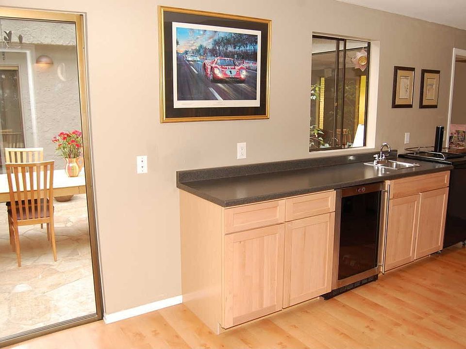 Wet bar 