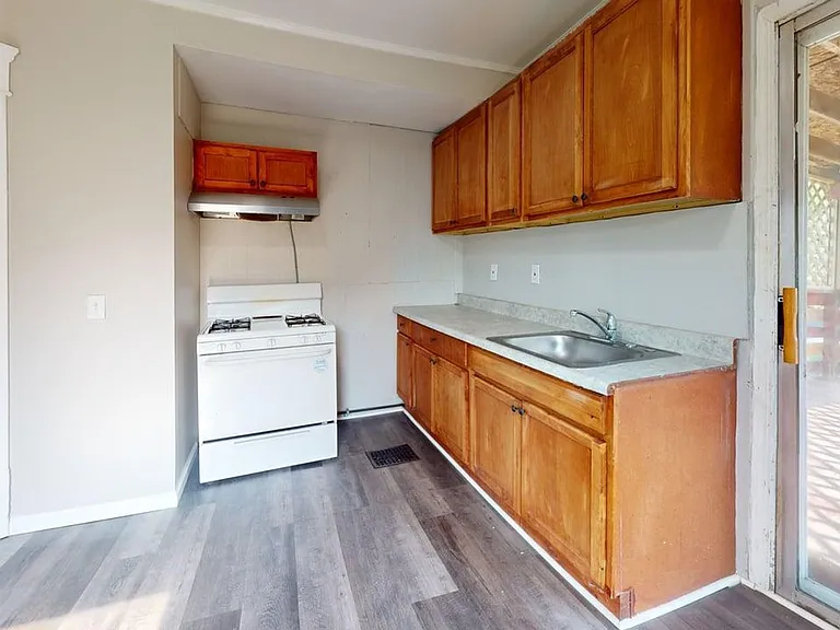 1116 Laird St — Photo 9