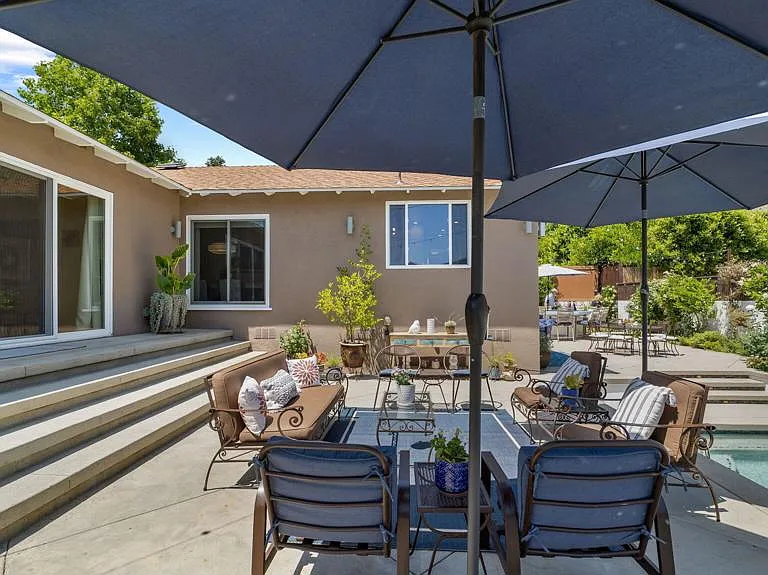 2030 N Altadena Dr — Photo 41
