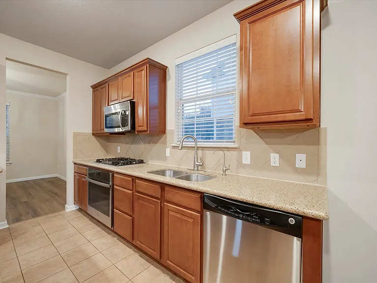 185 Hometown Pkwy — Photo 15