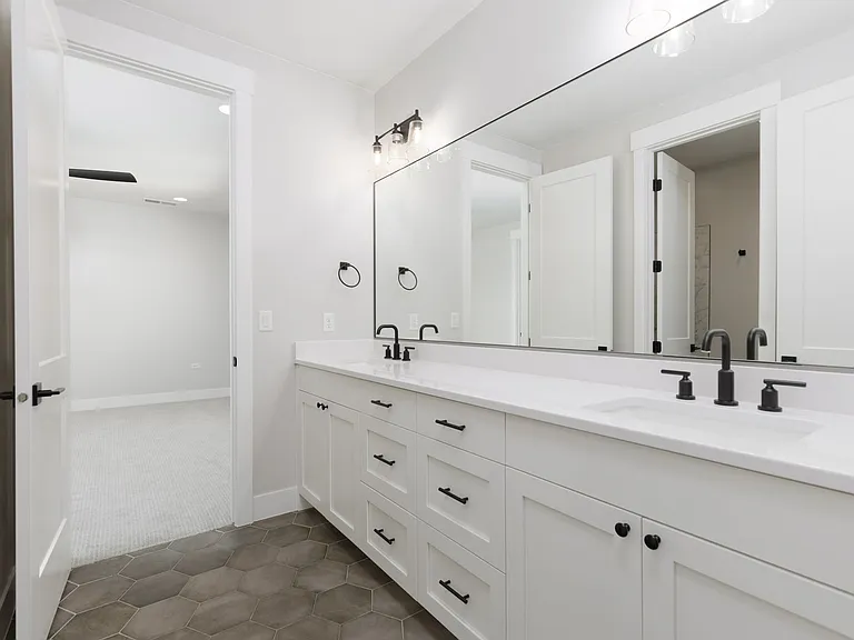 1621 W Approach Ln — Photo 33