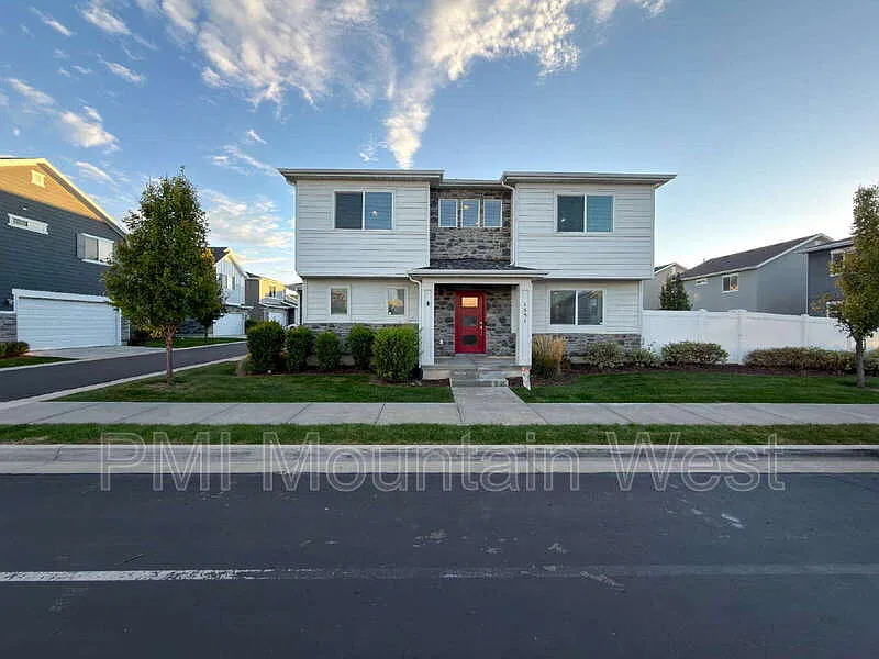 1551 W Parkview Dr