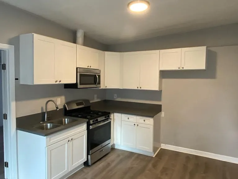 5910 S Van Ness Ave — Photo 2