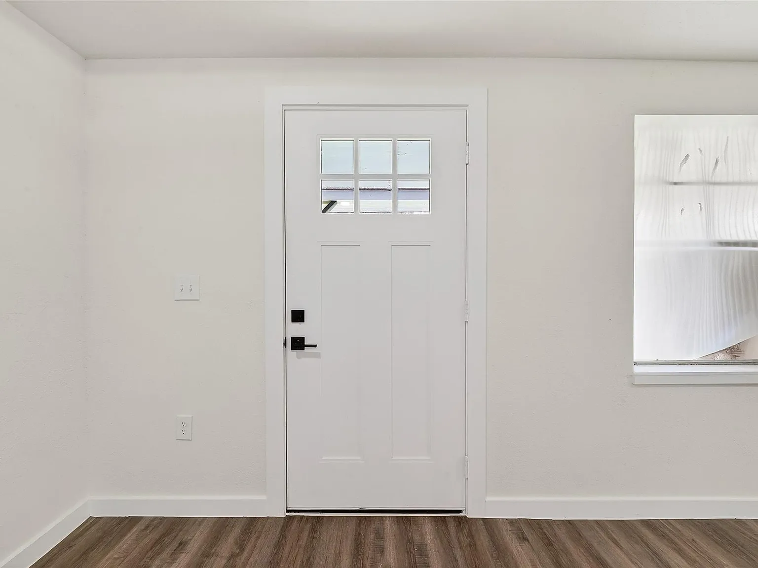 3 bed, 2.0 bath, 1558 sqft, $1,900 — Photo 4