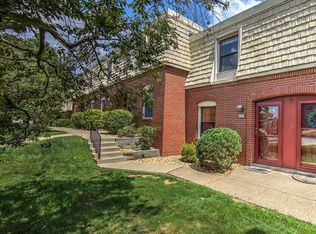 1046 Pennsbury Blvd, Pittsburgh, PA 15205