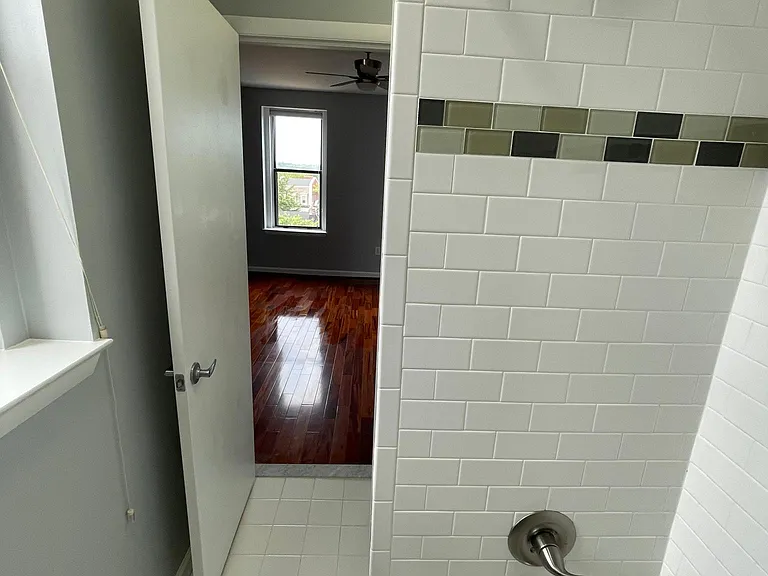 Ensuite Bathroom with Bathtub & Window