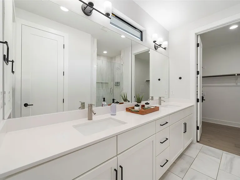 1306 E 3rd St #1 — Photo 30