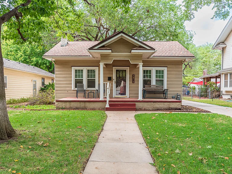 1221 N Perry Ave — Photo 2