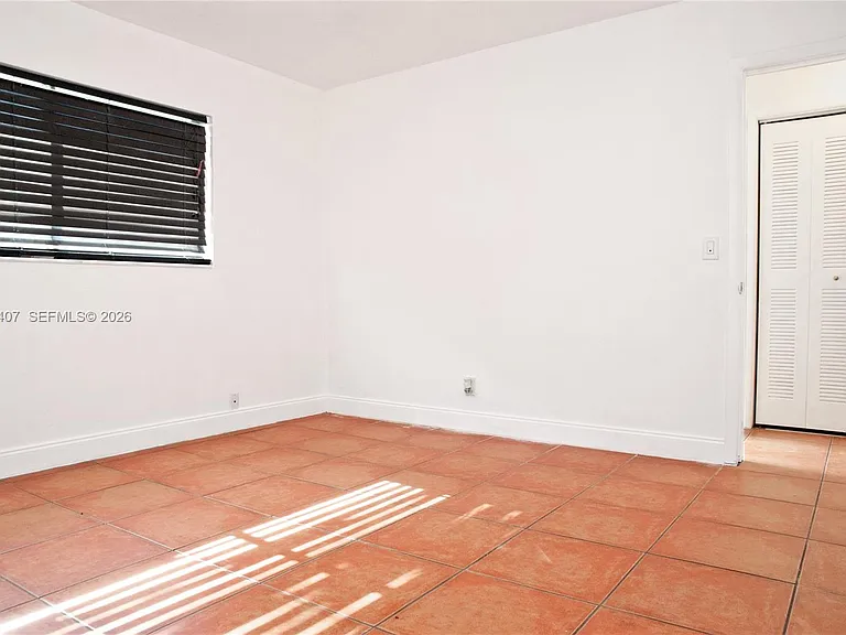 304 SE 9th Ct #6 — Photo 14