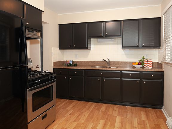 2nd image of 4 Knollwood Dr