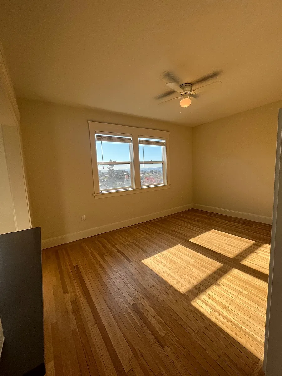 Building Photo - 1525 Spruce St #33