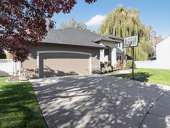 3rd image of 4003 N Breeze Creek Pl