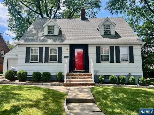 510 Ridgefield Ter, Ridgefield, NJ 07657