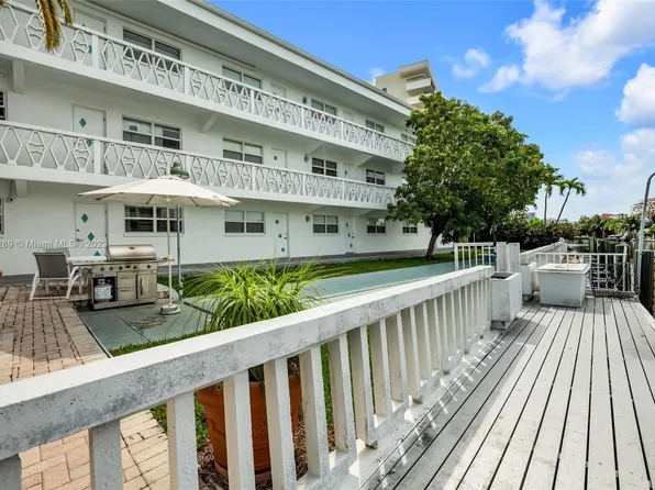 419 Golden Isles Dr APT 105, Hallandale Beach, FL 33009