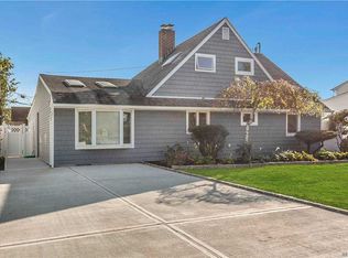 14 Carpenter Ln, Levittown, NY 11756