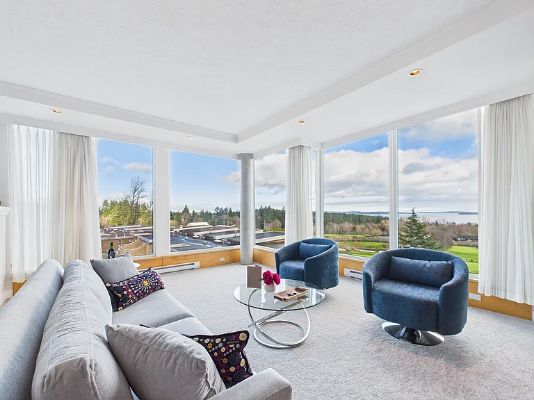 Sayward Hill Cres — Photo 1