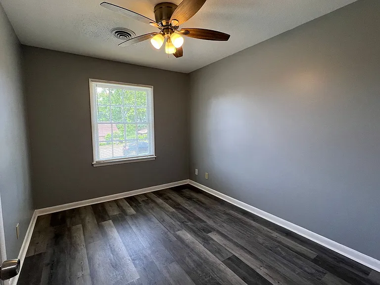 1008 Pelham St — Photo 11