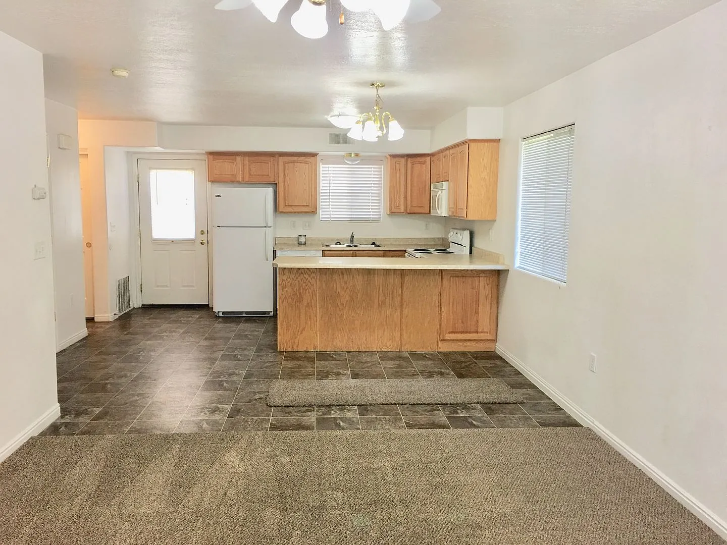 3-BR Townhome in Hawk Hollow — Photo 2