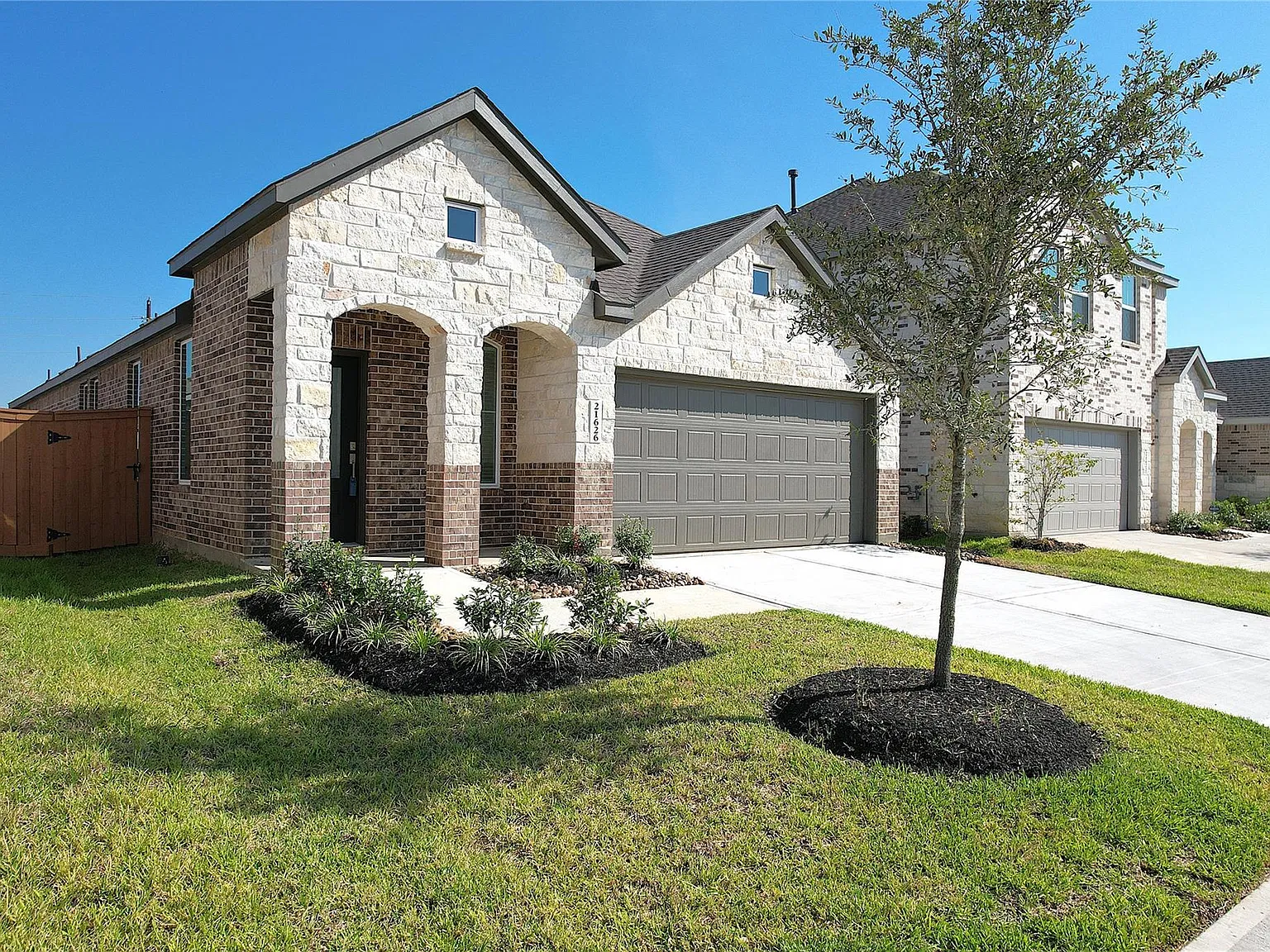 4 bed, 3.0 bath, 1868 sqft, $2,300 — Photo 2