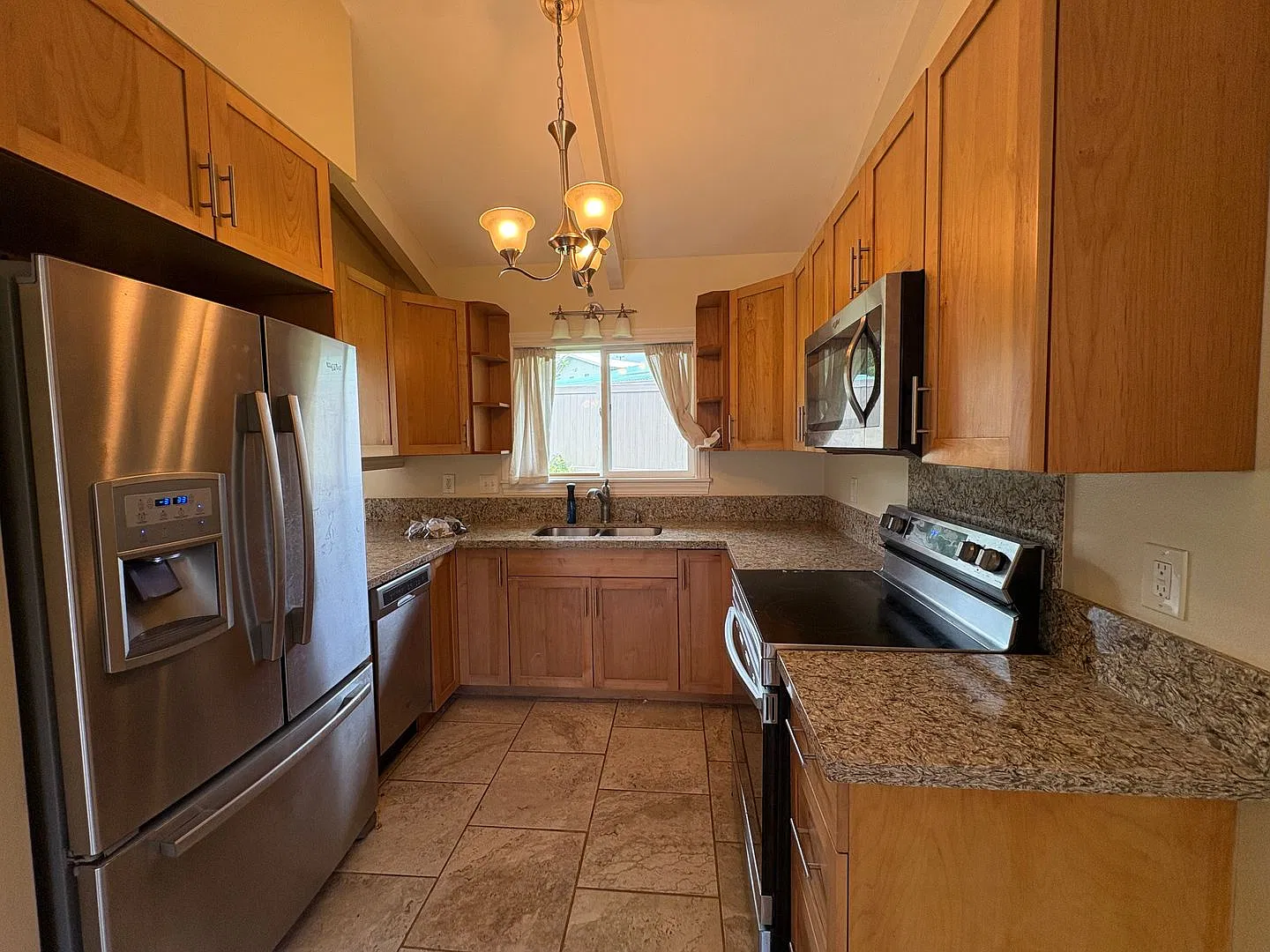 Lovely 3 Bedroom 2 Bath in the Kaumana Area — Photo 4