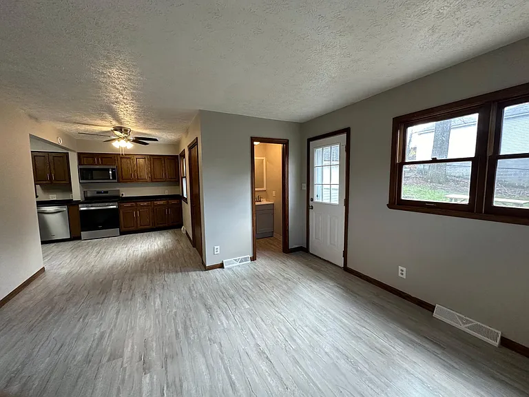 700 Iona Ave — Photo 12
