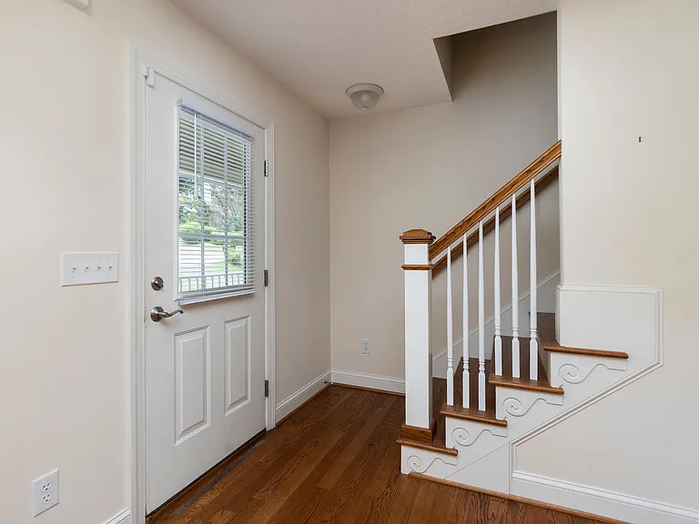 205 College Cir — Photo 4