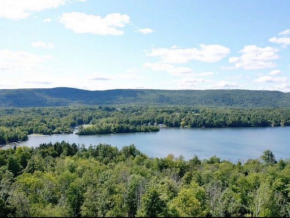 18 Mahkeenac Heights