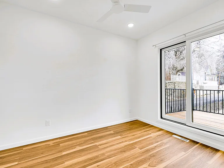 325 14th Ave — Photo 24