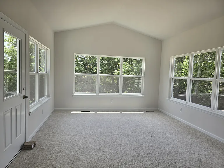 140 Sterling Dr — Photo 7