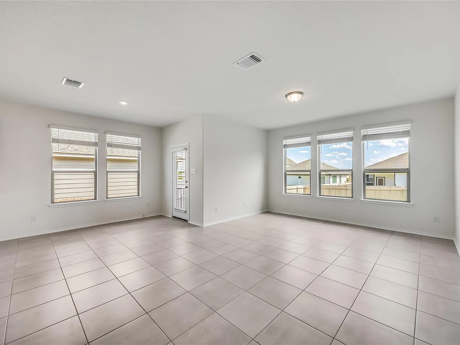 3 bed, 2.0 bath, 1477 sqft, $1,999 — Photo 4