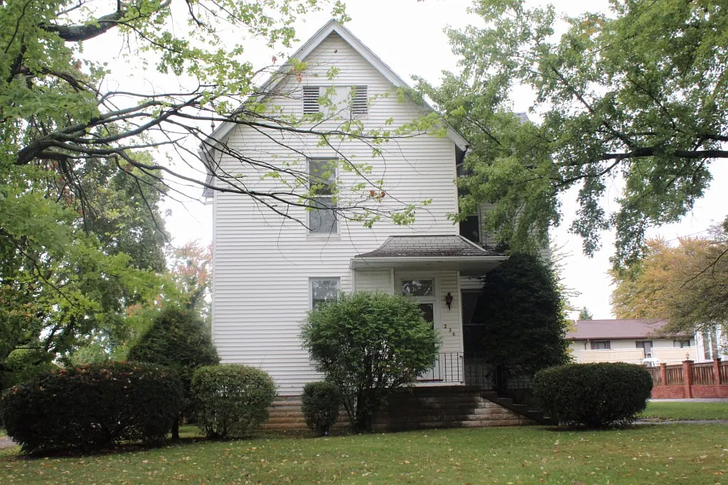 236 W Washington St photo 1