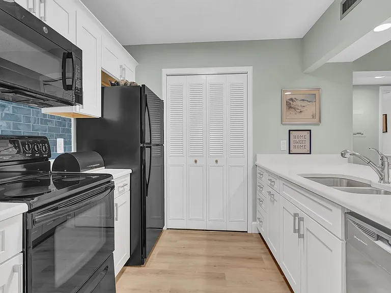 28 Plantation Dr #204 — Photo 14