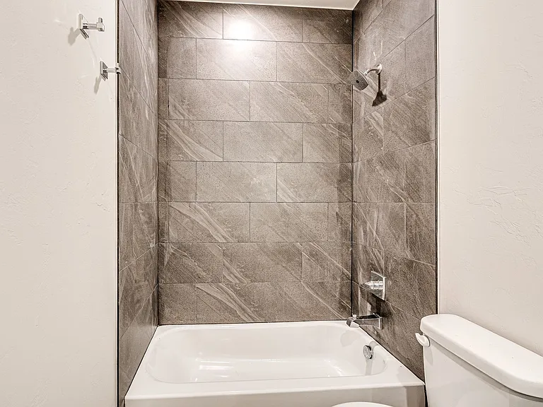 616 W 2nd St #100 — Photo 25