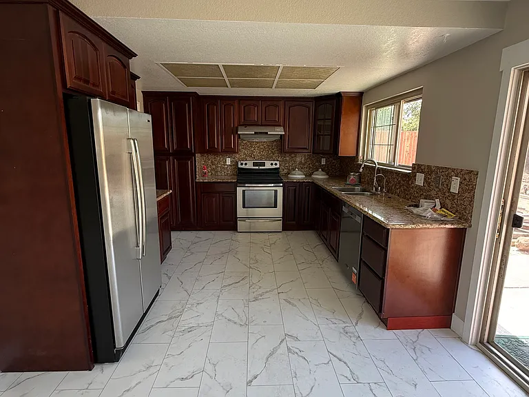 1573 Redfield Ct — Photo 9