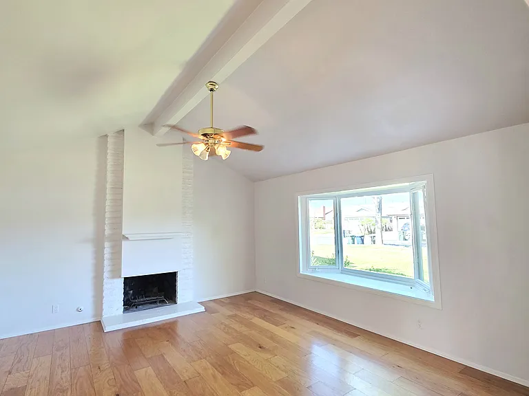 18410 Gifford St — Photo 4