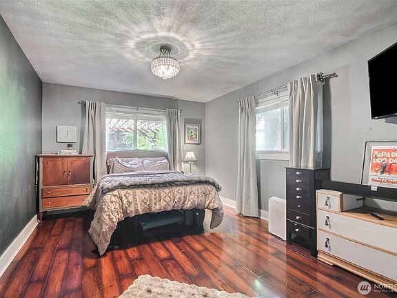 5th image of 424 2nd Street NW