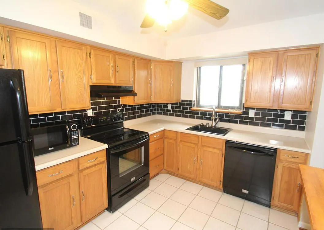3 bed, 2.5 bath, 1525 sqft, $2,100 — Photo 2