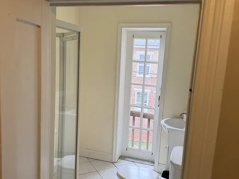 2nd floor full bathroom