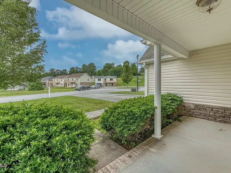 250 Bradford Ln — Photo 9